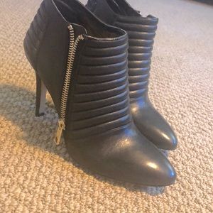 Ann Taylor moto black ankle boots sz7.